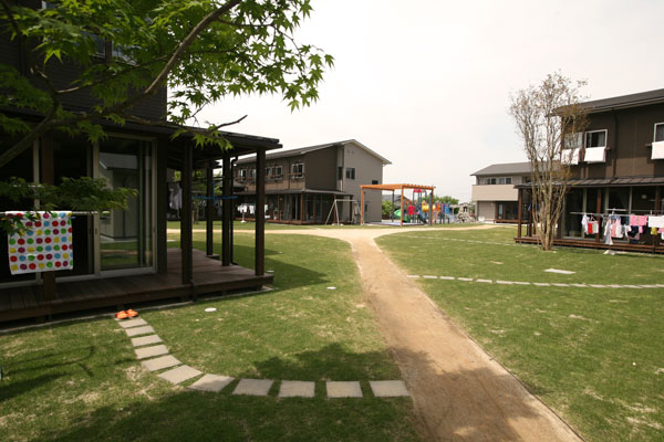 熊本県八代市。移転に伴い養護単位を小規模化し3棟の児童棟と事務棟からなる分棟中庭形式としている<br>
                                ※藤木隆男建築研究所にて担当