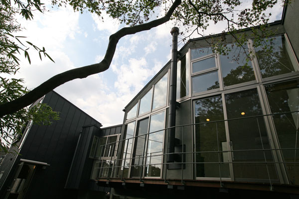 離れとブリッジで繋がる木造二階建て住宅<br>
2011年『完成！ドリームハウス』新春スペシャルにて放映<br>
※藤木隆男建築研究所にて担当