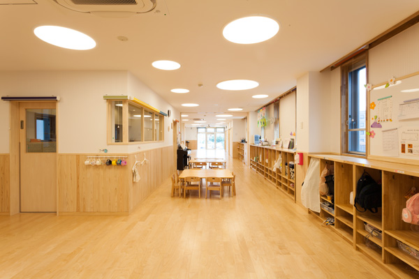細長い敷地に4階建ての都会型保育園<br>
※伏見屋と協働