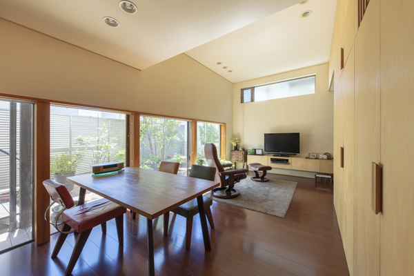 スキップフロアの木造二階建て住宅